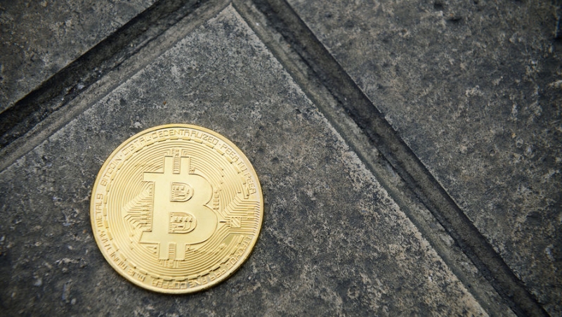 Биткоин теряет 15% стоимости за сутки