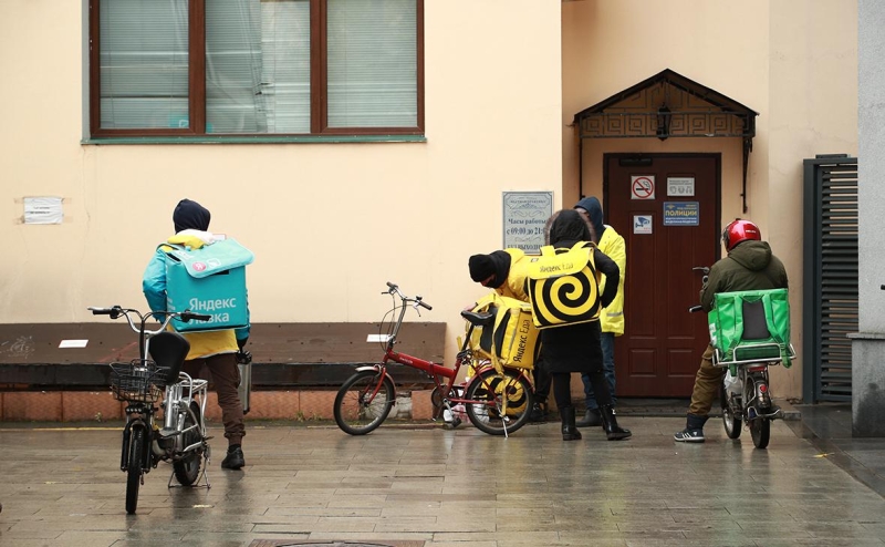 Бизнес попросил смягчить требования к транспорту и одежде курьеров