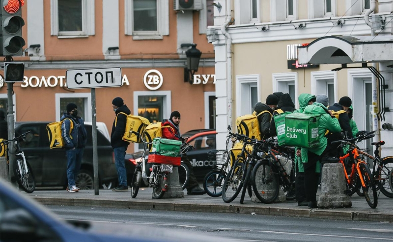 Бизнес попросил смягчить требования к транспорту и одежде курьеров