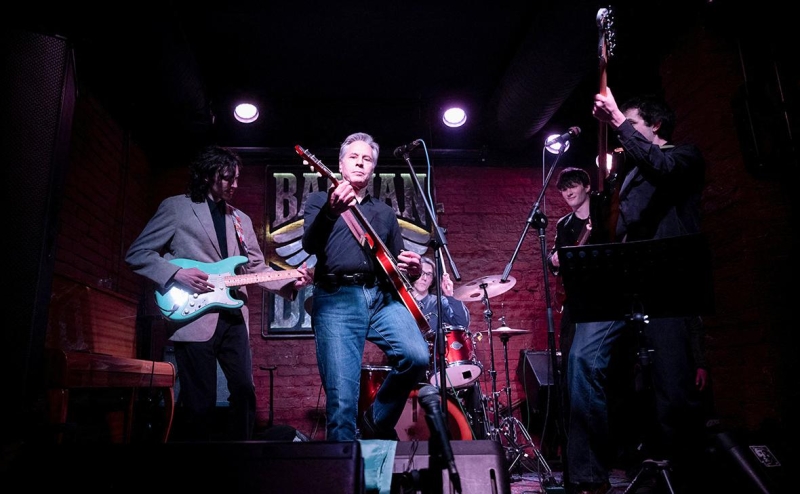 Блинкен спел в баре Киева песню о красно-бело-синих флагах на улицах