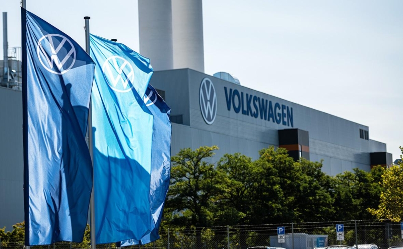 Bloomberg сообщил, что новый удар по Шольцу нанесет Volkswagen