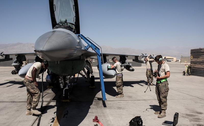 Bloomberg связал задержку поставок F-16 Украине с языковым барьером