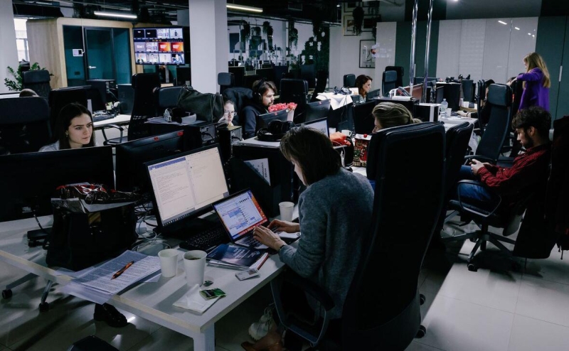 Большинство россиян поддержали сокращение работы по пятницам на 1 час