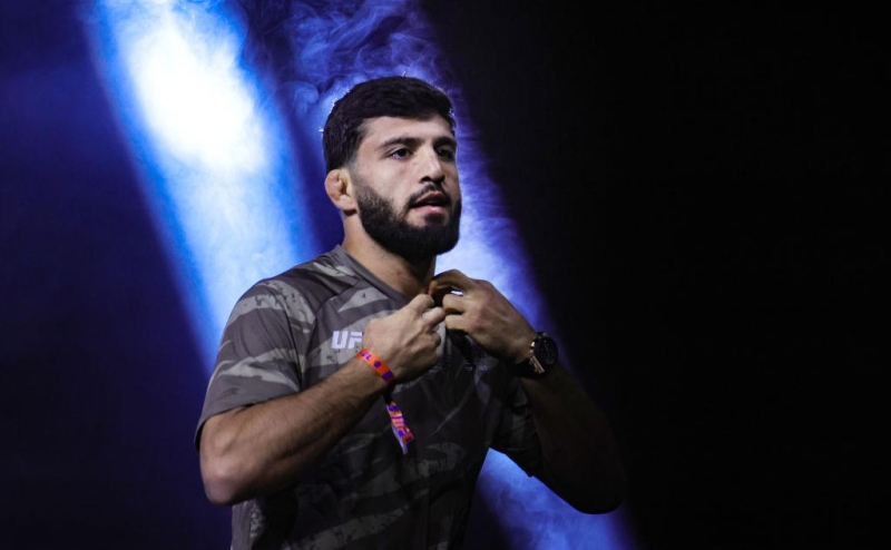 Брат Нурмагомедова сенсационно проиграл в бою за титул чемпиона UFC