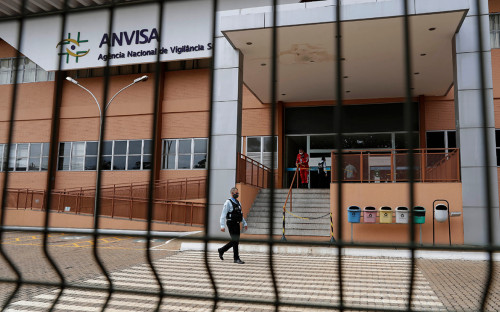 Бразилия разрешила применение и ввоз в страну российского «Спутника V»