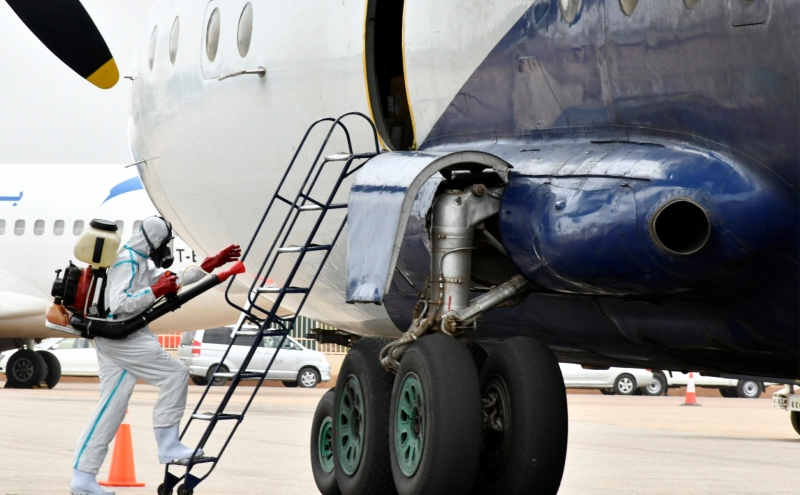 Британия и Израиль ограничили поездки в 6 стран из-за нового штамма COVID
