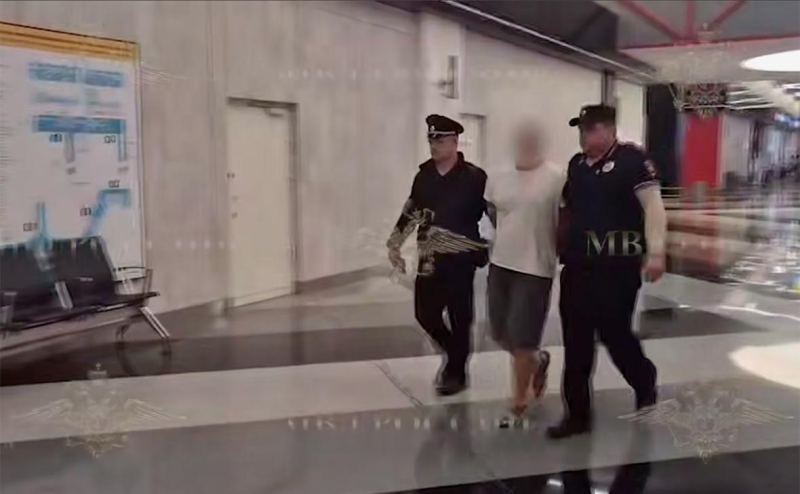 Бросившему ребенка на пол в Шереметьево предъявили обвинение в