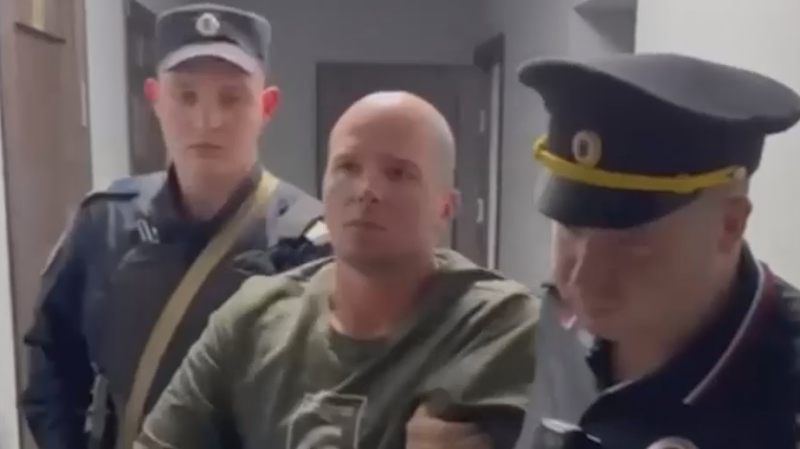 Бросившему ребенка на пол в Шереметьево предъявили обвинение в