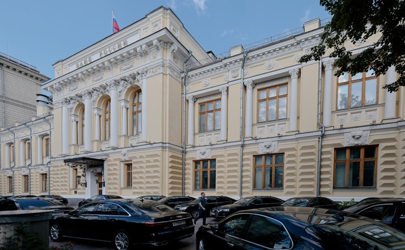 ЦБ и Минюст ограничат взыскание долгов россиян в обход суда