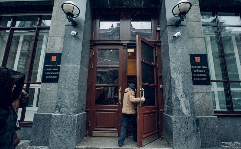 ЦБ перед заморозкой резервов переложил треть долларовых активов в юани