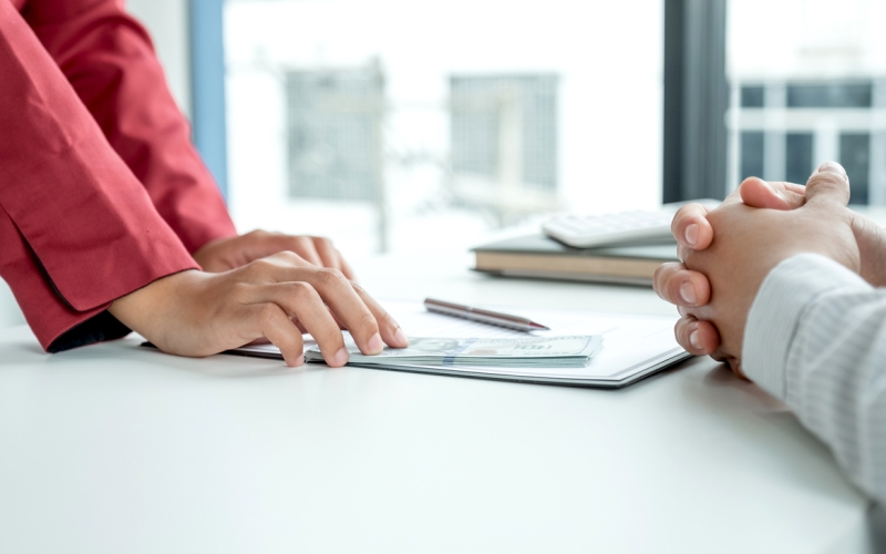 ЦБ продлил ограничения на перевод средств за границу