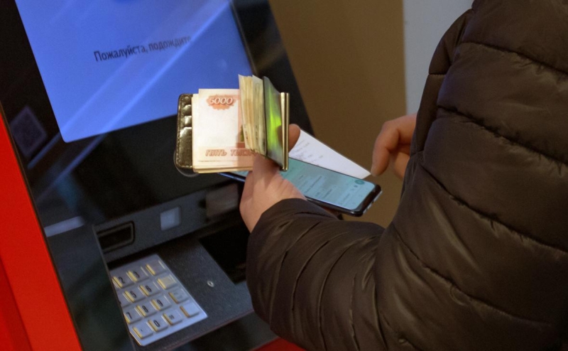 ЦБ продлил ограничения на перевод средств за рубеж