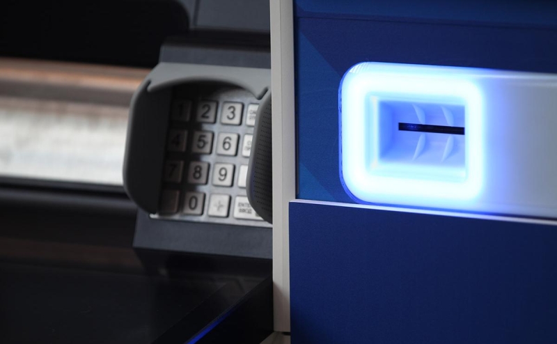 ЦБ снял ограничение для банков на продажу наличной валюты населению