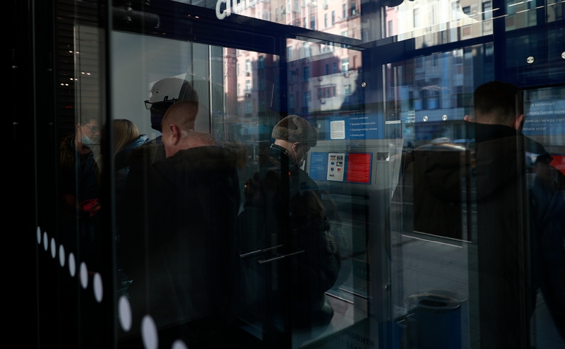 ЦБ стал чаще внепланово проверять банки на фоне валютных ограничений