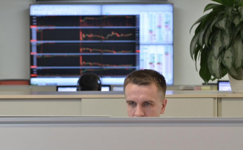 Центробанк начал готовиться к сценарию с отменой биржевых торгов долларом