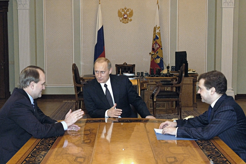 «Человек комсомольского агрессивного типа». Чем известен Виктор Медведчук