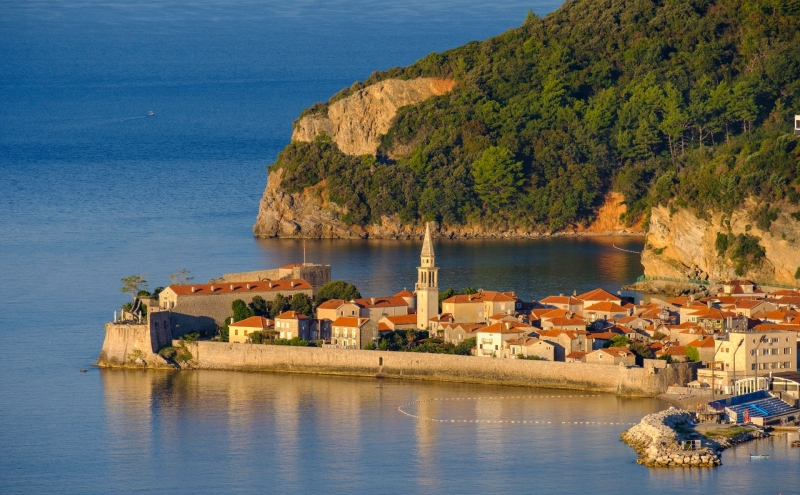 Черногория начала замораживать недвижимость попавших под санкции россиян