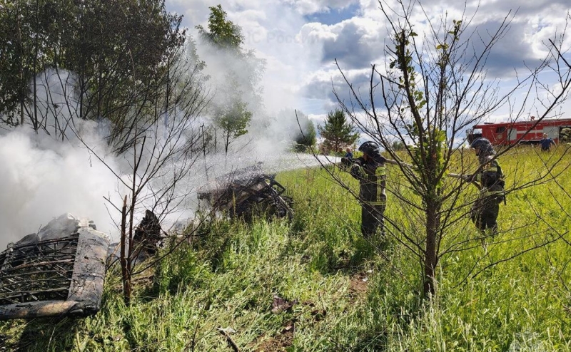 Четыре человека погибли при падении легкомоторного самолета под