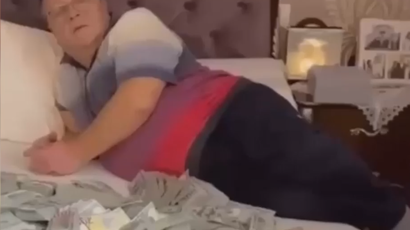 Чиновник на Украине лег на кровать и погладил изъятые при обыске