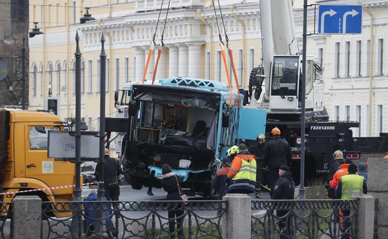 Число жертв падения автобуса в Мойку выросло до семи