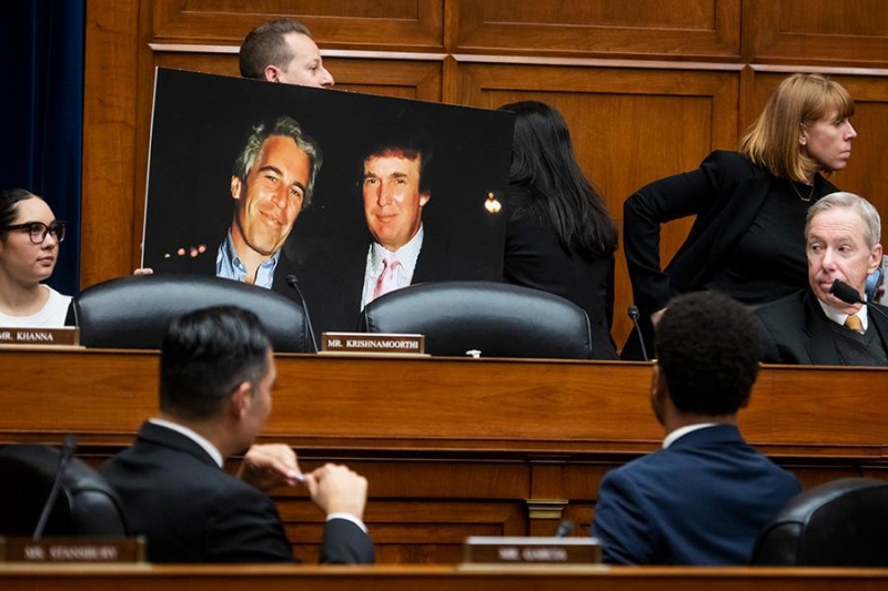 Что было в «файлах Эпштейна» и почему появление там болезненно для