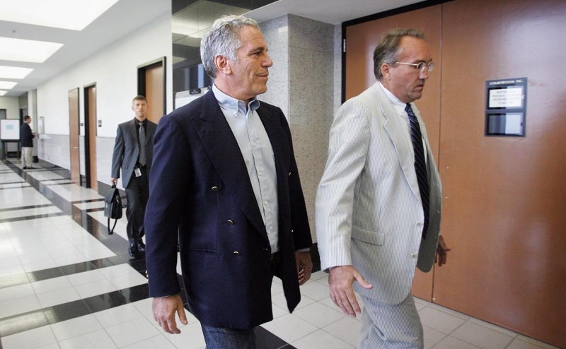 Что было в «файлах Эпштейна» и почему появление там болезненно для