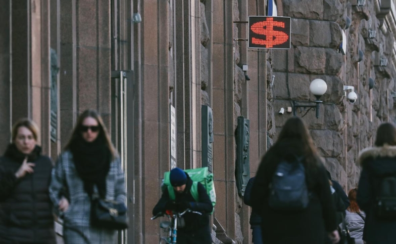 Что привело к ослаблению рубля в 2024 году и что будет с курсом в