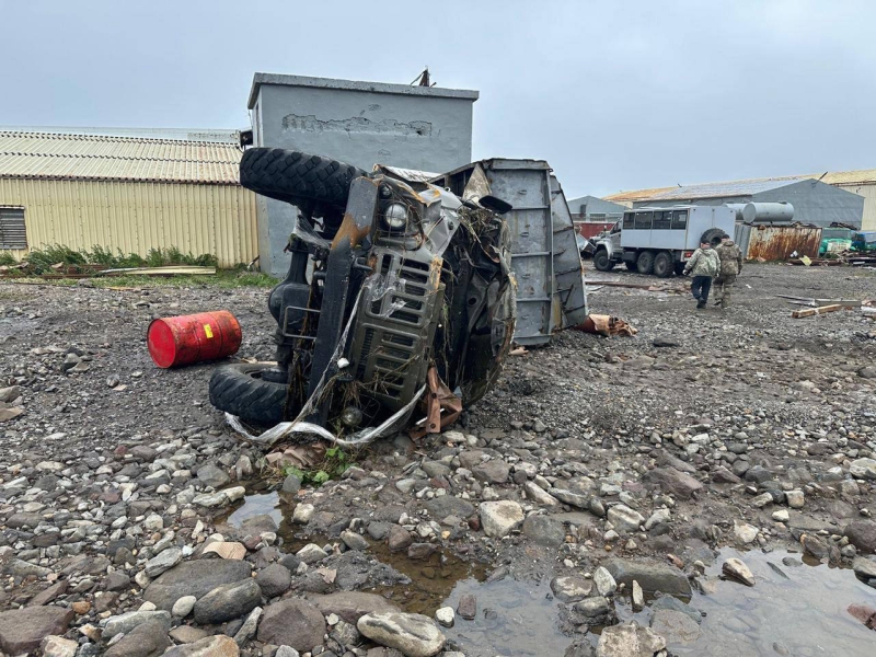 Цунами вымыло с рыбзавода на Курилах тонны лосося и гребешка