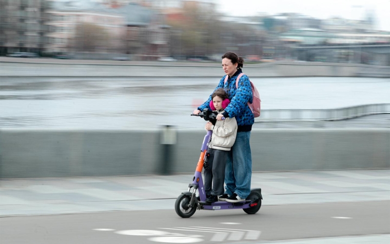 Дептранс Москвы пригрозил забирать брошенные «как попало» самокаты