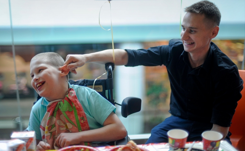 Детей-инвалидов начнут обслуживать в кафе и магазинах вне очереди