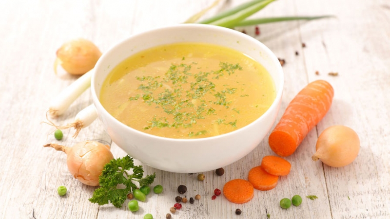 Диетолог назвал три фактора опасности употребления мясного бульона