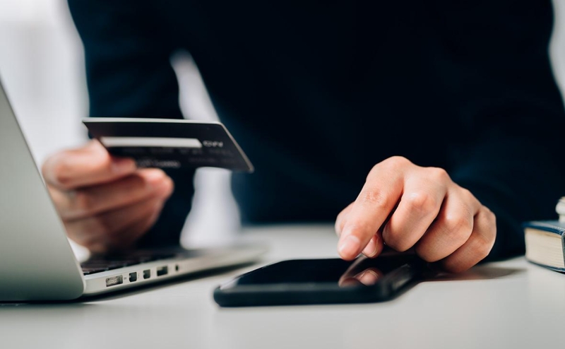 «Дочка» «Сбера» начала удаленно открывать карты для иностранцев