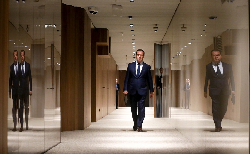 Доход Медведева за год снизился почти на 10 млн рублей