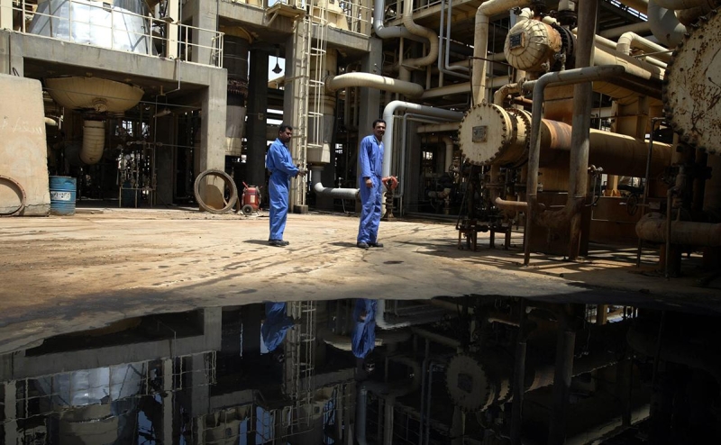 Доходы России от экспорта нефти сократились почти вдвое