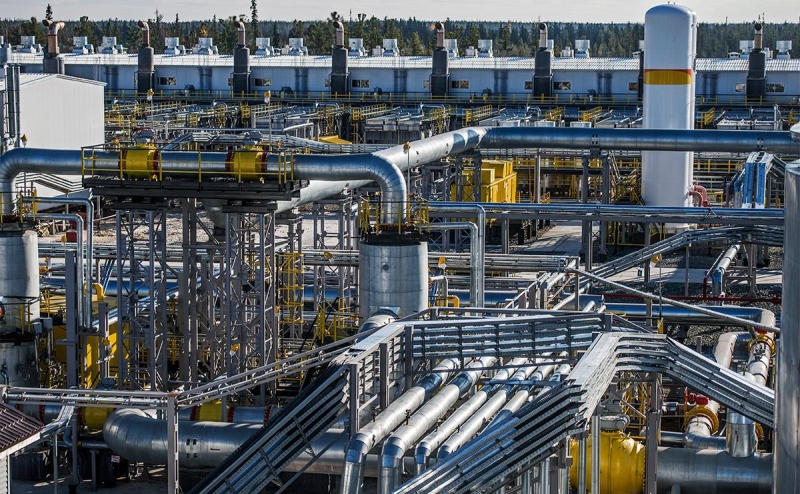 Доходы России от экспорта нефти сократились почти вдвое