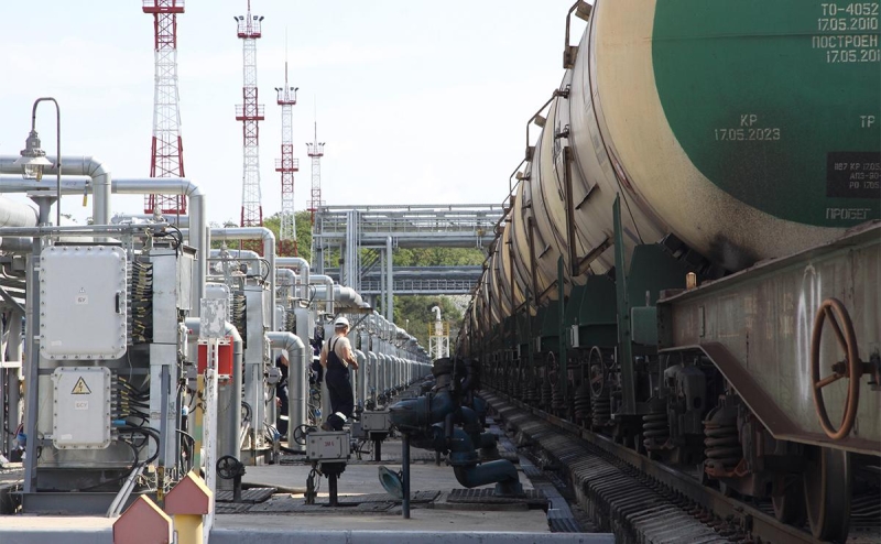 Доходы России от экспорта нефти сократились почти вдвое