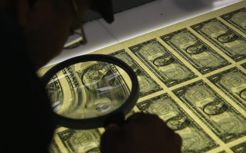 Доля доллара в российском экспорте упала ниже 50%
