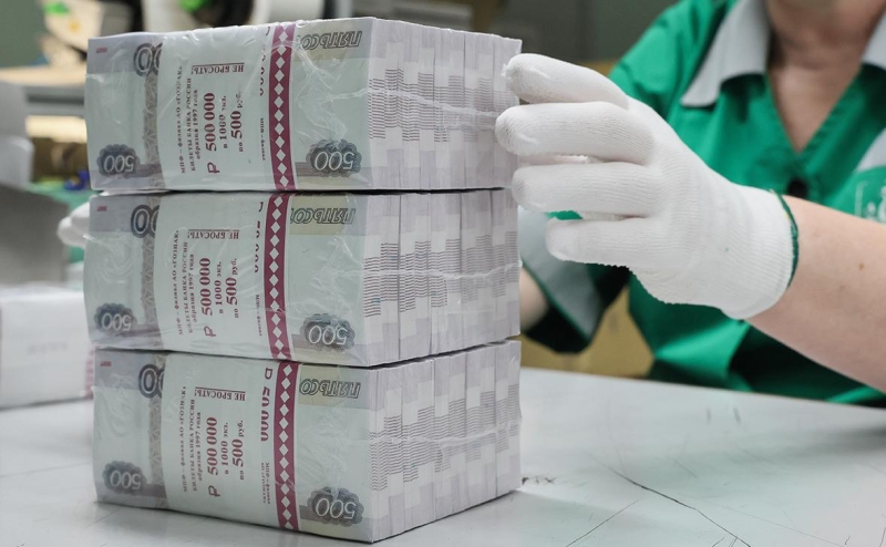 Доля наличных «под подушкой» у россиян упала до исторического минимума