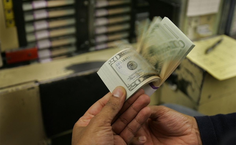 Доллар потерял ₽2 после выхода статьи Bloomberg о контроле за