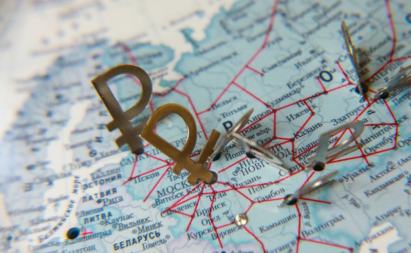 Доллар потерял ₽2 после выхода статьи Bloomberg о контроле за