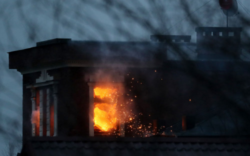 Дом мытищинского стрелка загорелся после семи часов боя
