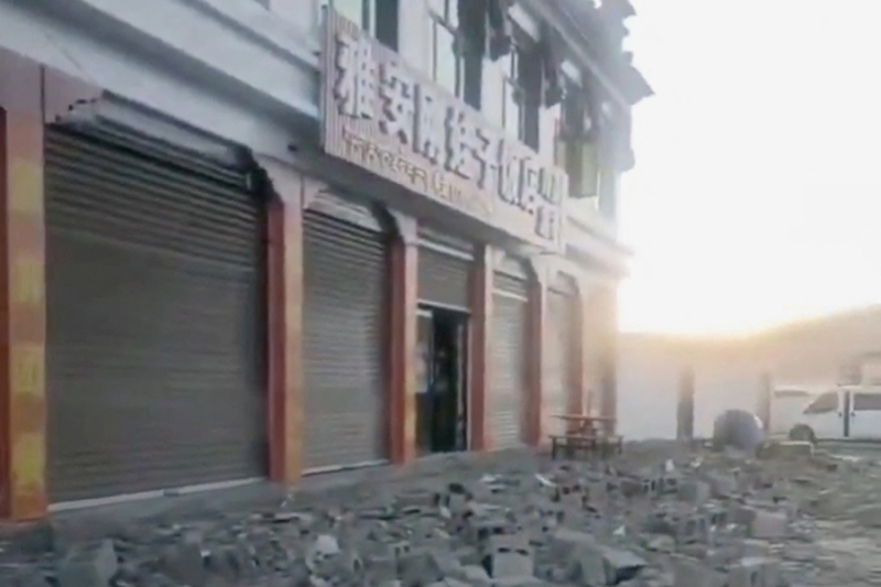 Доступ к Эвересту закрыли для туристов после землетрясения в Тибете