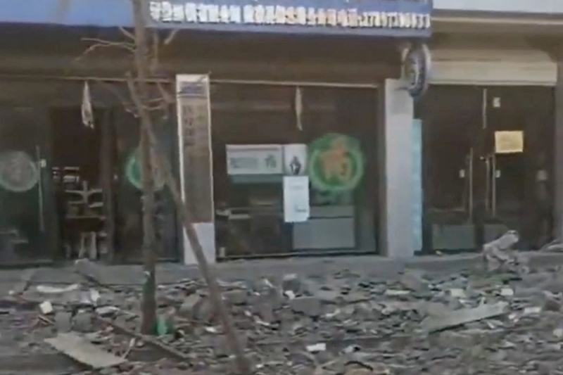 Доступ к Эвересту закрыли для туристов после землетрясения в Тибете