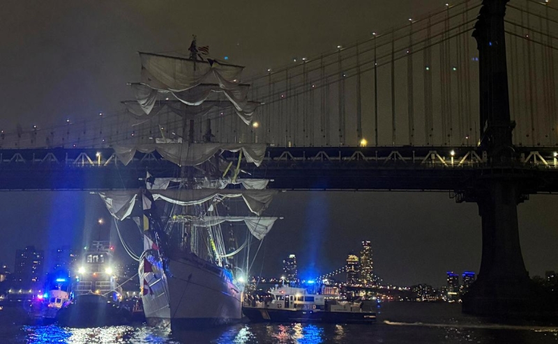 Два человека погибли при столкновении парусника с мостом в Нью-Йорке