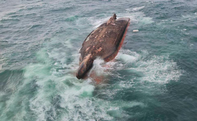 Два человека с перевернувшегося у Сахалина судна погибли