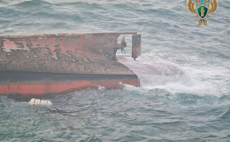 Два человека с перевернувшегося у Сахалина судна погибли