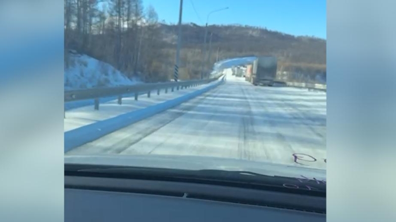 Две трассы в Забайкалье парализовало из-за снегопада. Видео