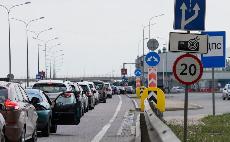 Движение автомобилей на Крымском мосту временно перекрыли