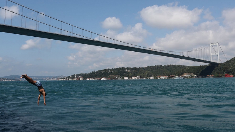 Движение на Босфоре остановлено из-за аварии на нефтяном танкере