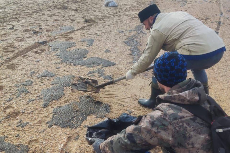 Экологи рассказали, сколько мазута может всплыть в Черном море к лету